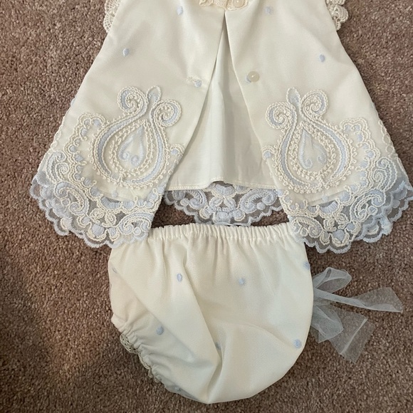 Elegant Cream Lace Baby Dress Set - Picture 3 of 4